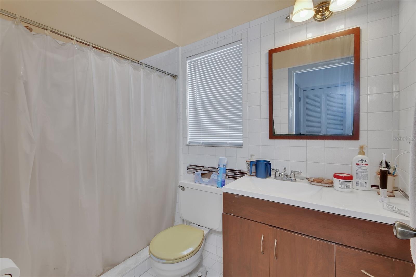 DE HONA LAKES UN 16 - Residential