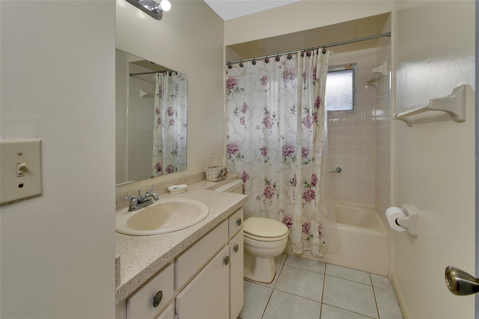 DE HONA LAKES UN 16 - Residential