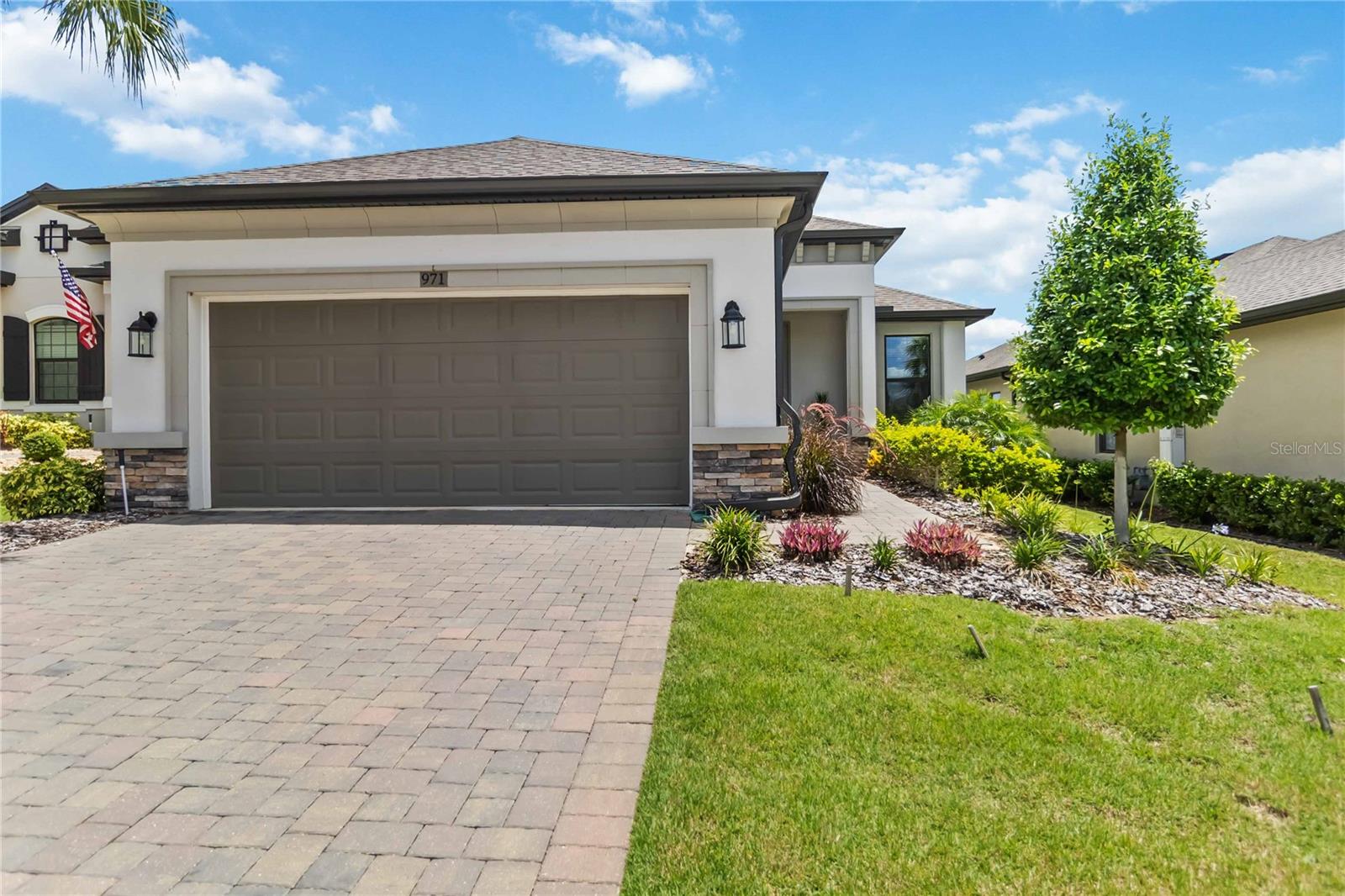 971 BRAEWOOD DRIVE