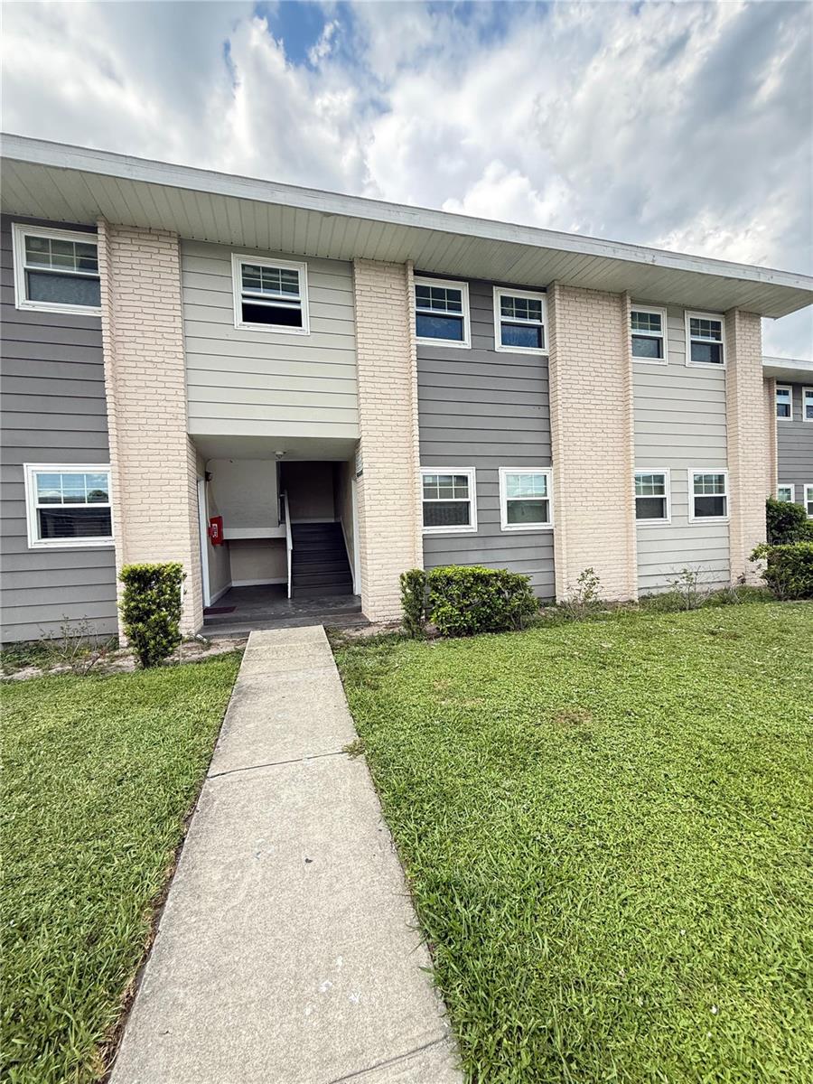This amazing condo is located at Las Palmas Sandlake Condominiums. A 2 Bedroom/ 1 Bath with all appliances included. Pets ok, see restrictions. Gated community. and very close to mayor highways, shopping areas, theme parks, hospitals and much more!!! HOA information and questions to be verified by tenant and agent.