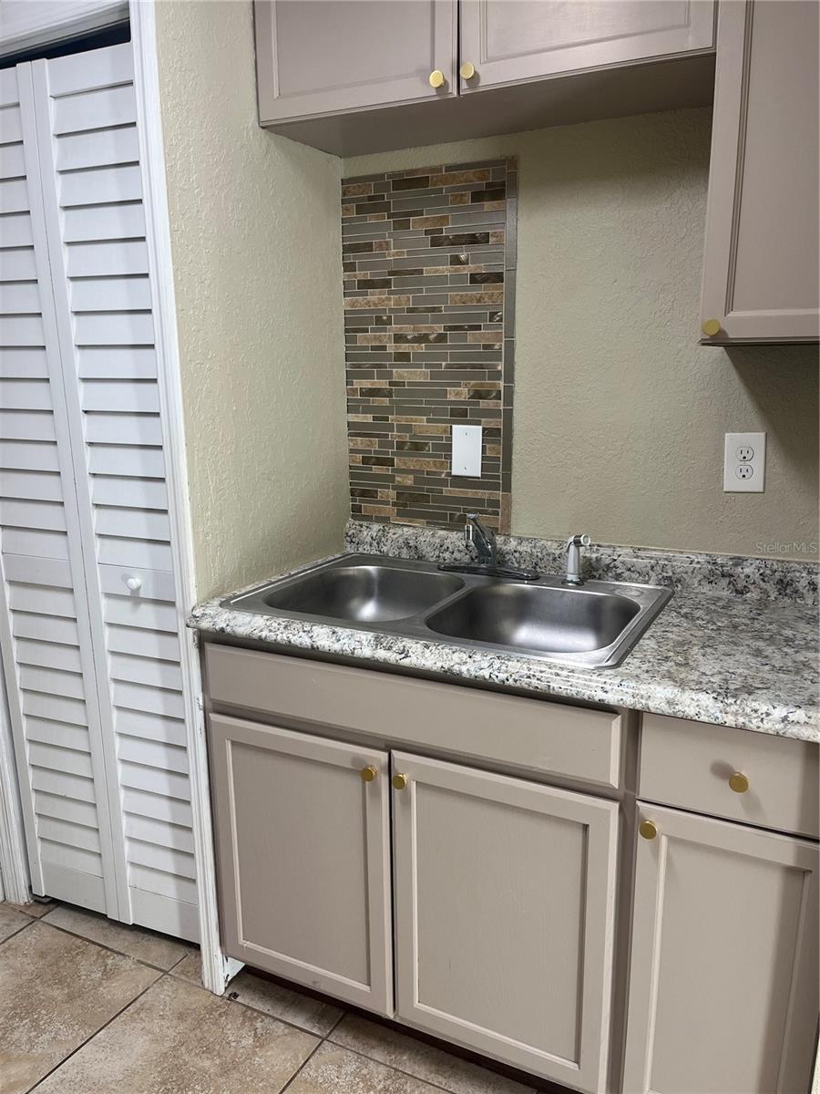 LINCOLN PARK ADD - Residential Lease