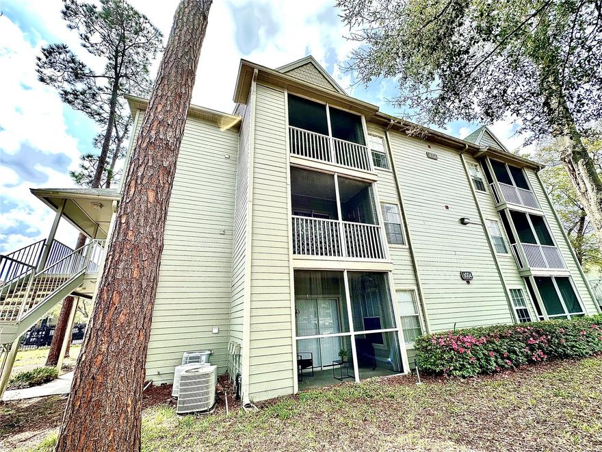 Excellent opportunity for primary residence, vacation home, or investment property in one of Orlando’s most convenient locations. Beautiful 1-bedroom, 1-bath condo with loft located in the desirable MetroWest area. This unit features an open and functional layout with a second-level loft, ideal for a home office, guest area, or additional living space. Enjoy a private balcony perfect for relaxing and enjoying the Florida lifestyle.
Located in a gated community just minutes from Universal Studios Florida, major shopping centers, restaurants, hospitals, and entertainment. Convenient access to major highways makes commuting throughout Orlando quick and easy.
