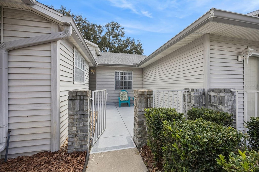 Photo of 26032 Newcombe Circle, Leesburg, FL 34748 (MLS # G5117682)