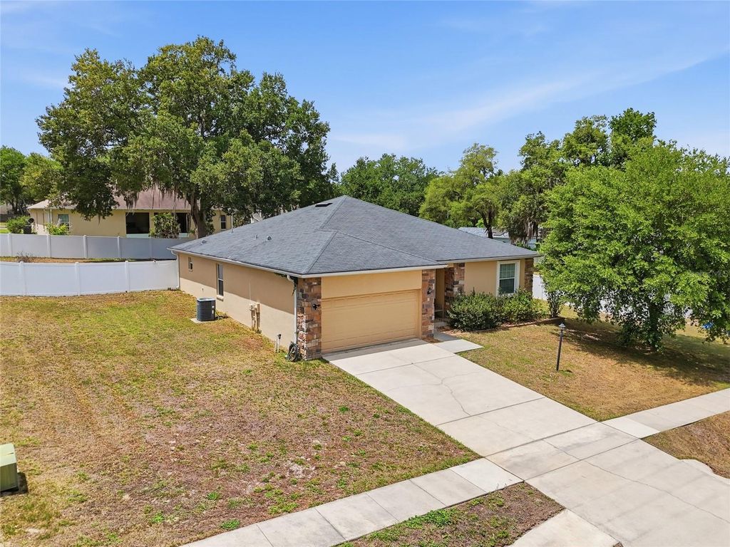 Photo of 306 Stonepoint Lane, Lady Lake, FL 32159 (MLS # G5111746)