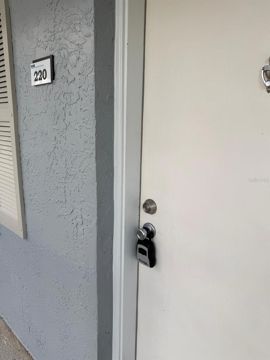 Vacant unit ready to be occupied. Needs TLC. Located in Cranes Roost Park, Altamonte Springs. Walk to restaurants, coffee shops, mall in the area. Near I4, easy access to downtown ORLANDO. Call asap for a showing, don't miss this opportunity.