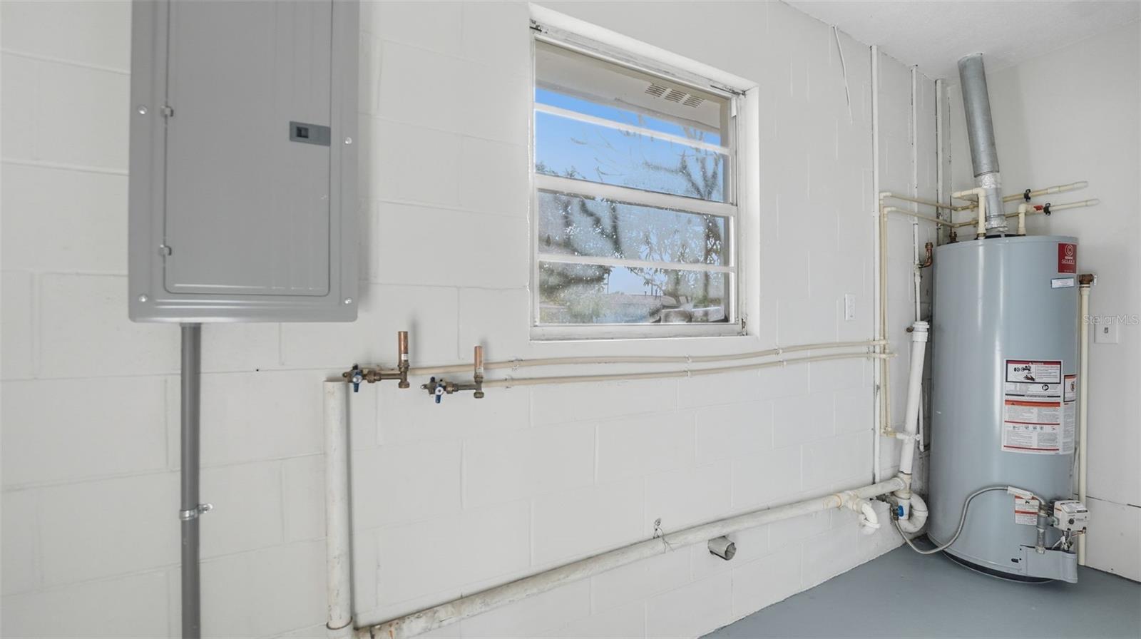 WHISPERING HILLS COUNTRY CLUB ESTATES SEC 04 - Residential