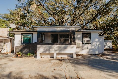 A home in PLANT CITY