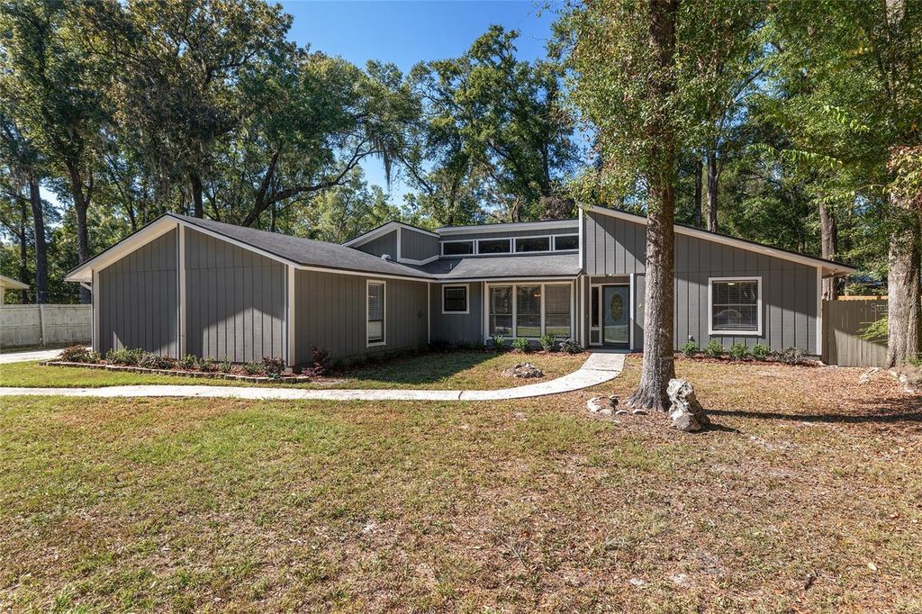 Photo of 1726 SW 77th Terrace, Gainesville, FL 32607 (MLS # GC535238)