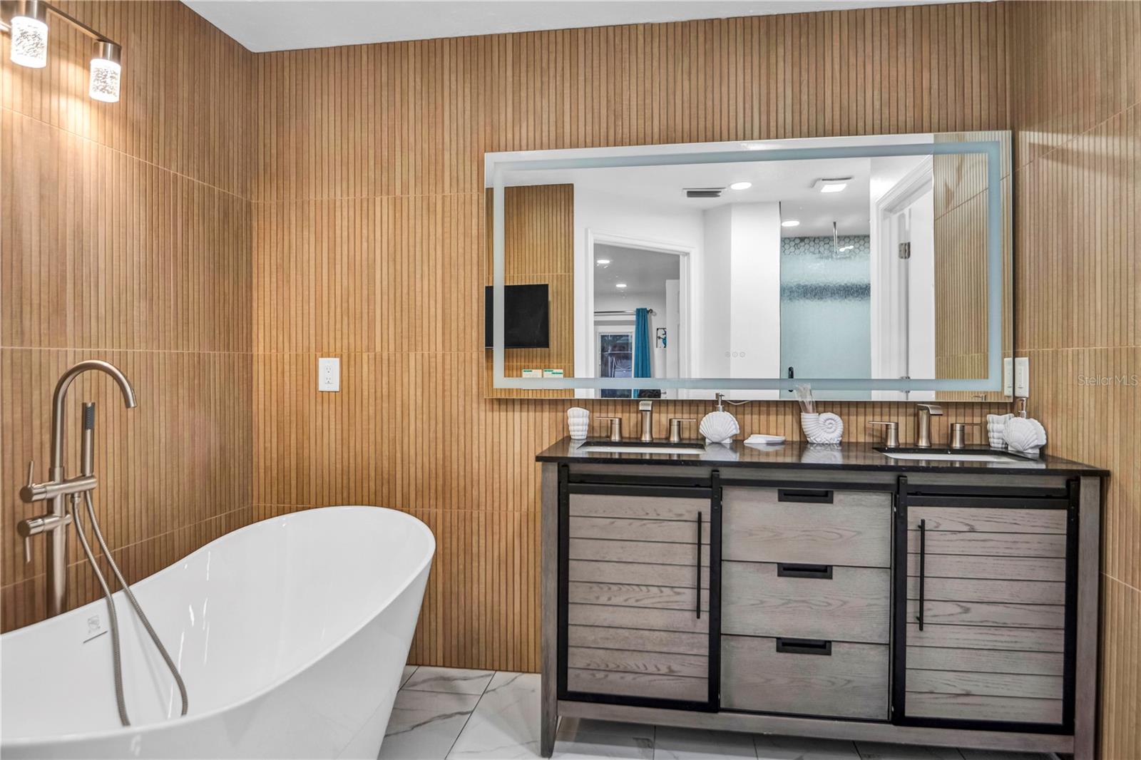 LANDS END - Residential Lease