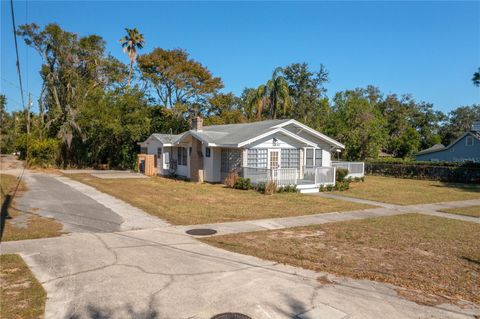 A home in LAKE WALES