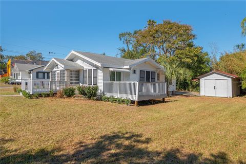 A home in LAKE WALES