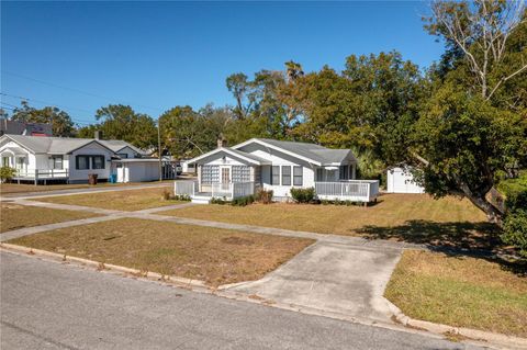 A home in LAKE WALES