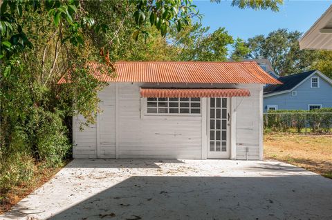 A home in LAKE WALES