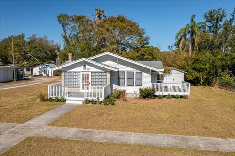 A home in LAKE WALES