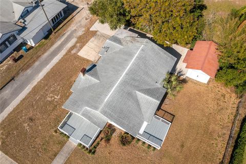 A home in LAKE WALES