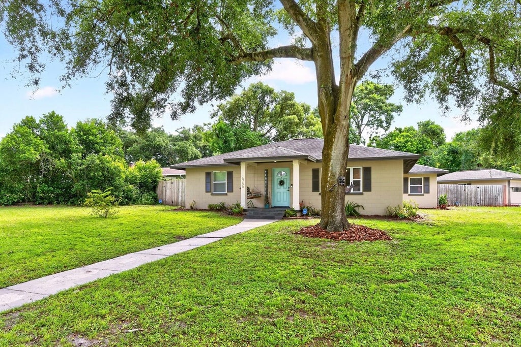 Photo of 6756 Osage Drive, Mount Dora, FL 32757 (MLS # O6445259)