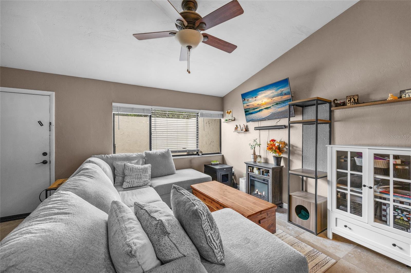 GRANTWOOD CONDO PH I - Residential