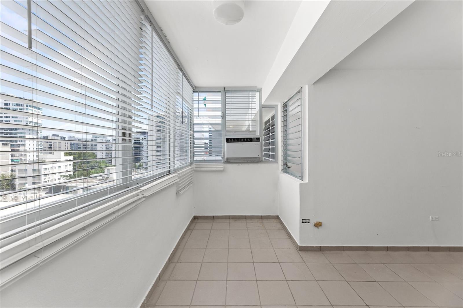 CONDOMINIUM SON SID - Residential