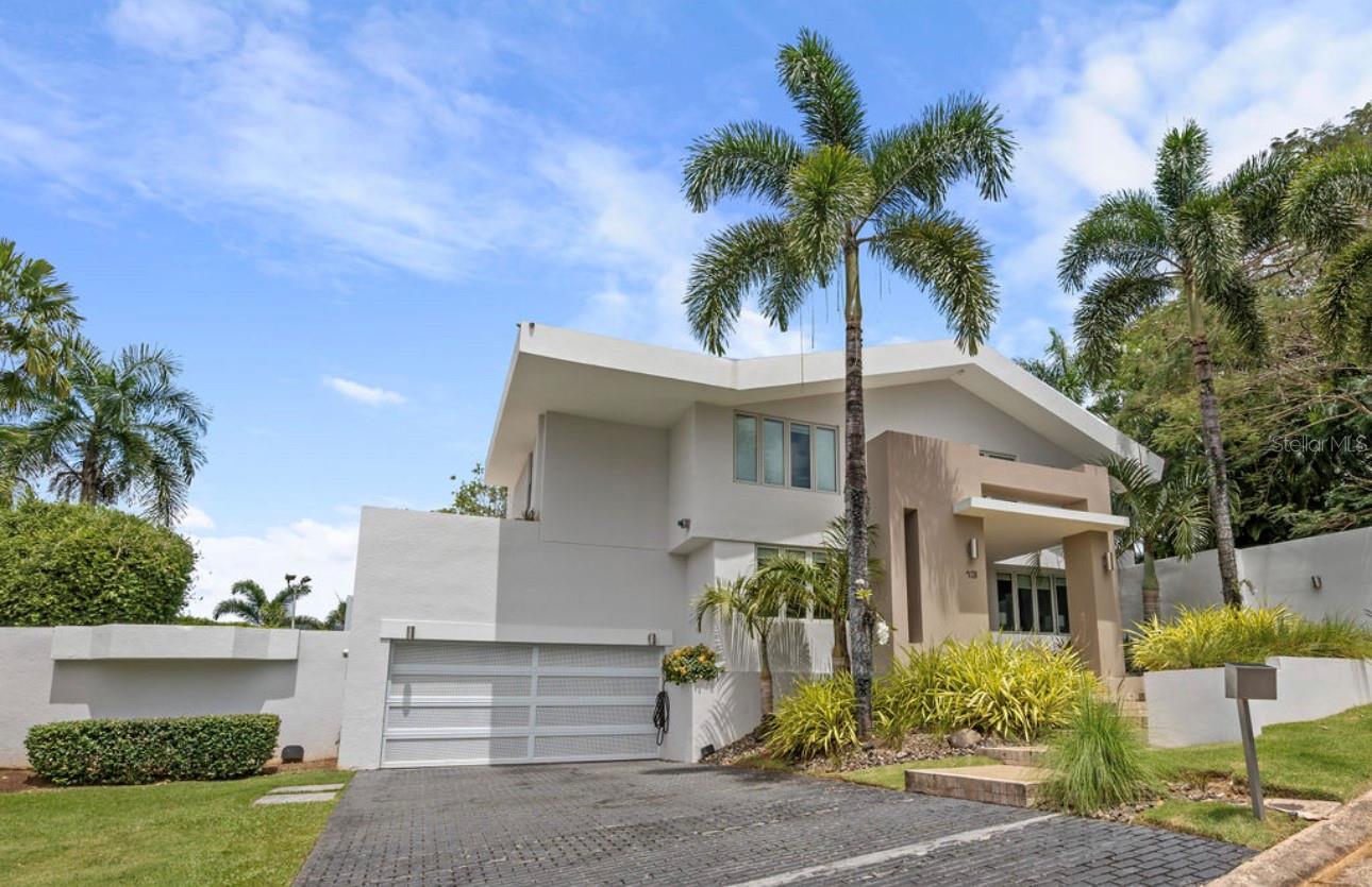 This spectacular residence is located in the exclusive Baldwin Park urbanization in Guaynabo, Puerto Rico. It boasts 1,738 square meters of space and features 5 bedrooms and 4.5 bathrooms, making it ideal for a family seeking luxury and comfort. The house includes two family rooms, a formal and informal dining area, a spacious kitchen, and an office space. Additionally, there's a generous 20' x 15' storage area. Outdoor entertainment is a delight with a pool, terrace, and a large patio that even has room for a Pickelball or beach tennis court. The property also offers a two-car garage and a generator for uninterrupted comfort. Security is provided 24/7 in the urbanization, and it's conveniently located near some of the area's best schools. Don't miss the opportunity to live in this luxurious property in a prime location.