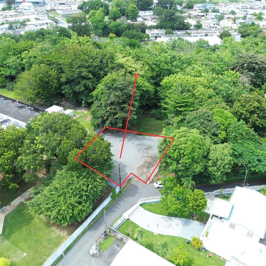 Do you want to build your next property? Solar located in sector La Aldea, Bo. Cerro Gordo, Bayamón, with a capacity of 600 square meters. (*) Classification for general endowment of its use. Adjacent to schools, churches, residences and shops. It has a water and electricity service installed. Opportunity to build in the Bayamón area, Super central and strategic! Call today and coordinate your visit!