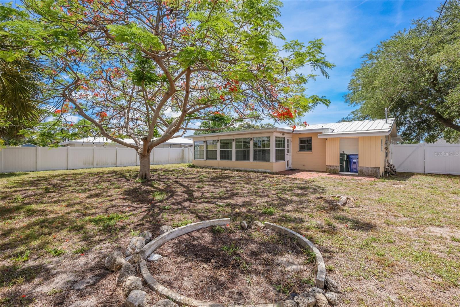 TROPICAL SHORES - Residential