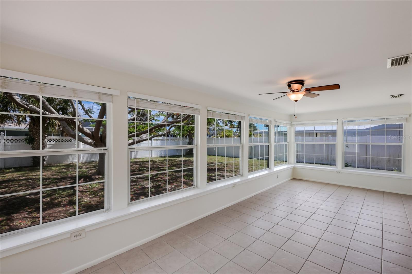 TROPICAL SHORES - Residential