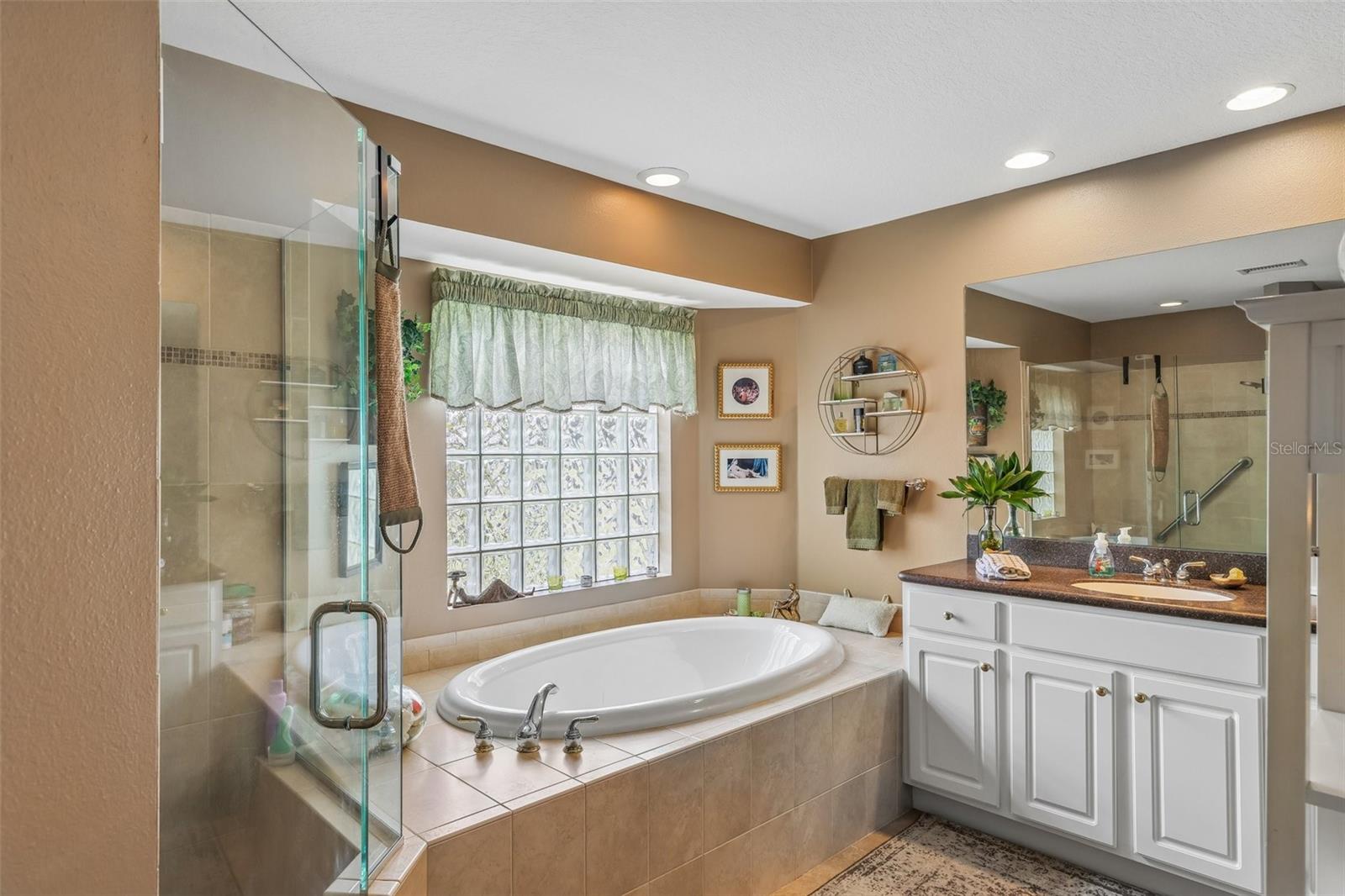 COUNTRY PLACE - Residential