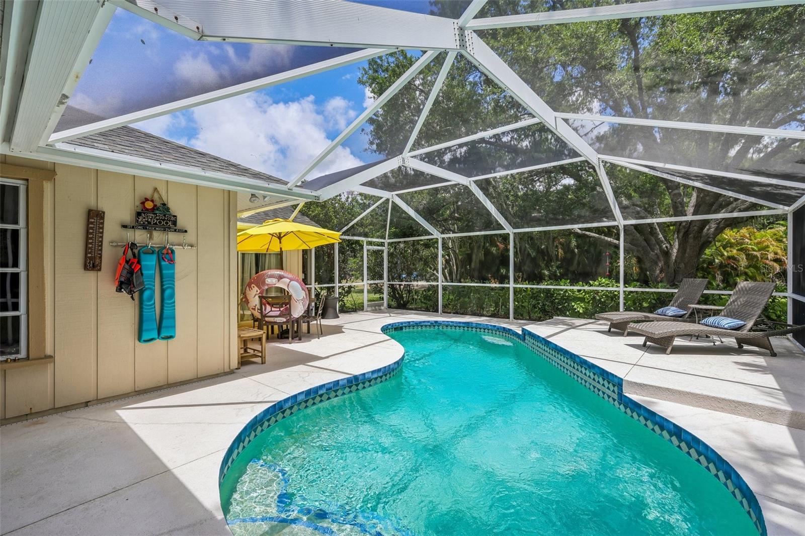 COUNTRY PLACE - Residential
