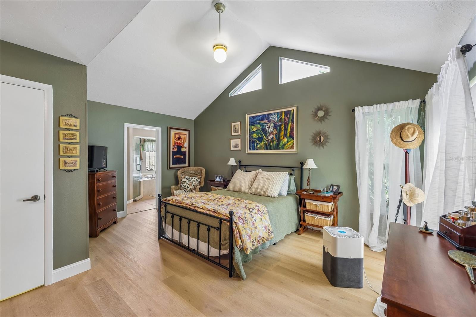 COUNTRY PLACE - Residential