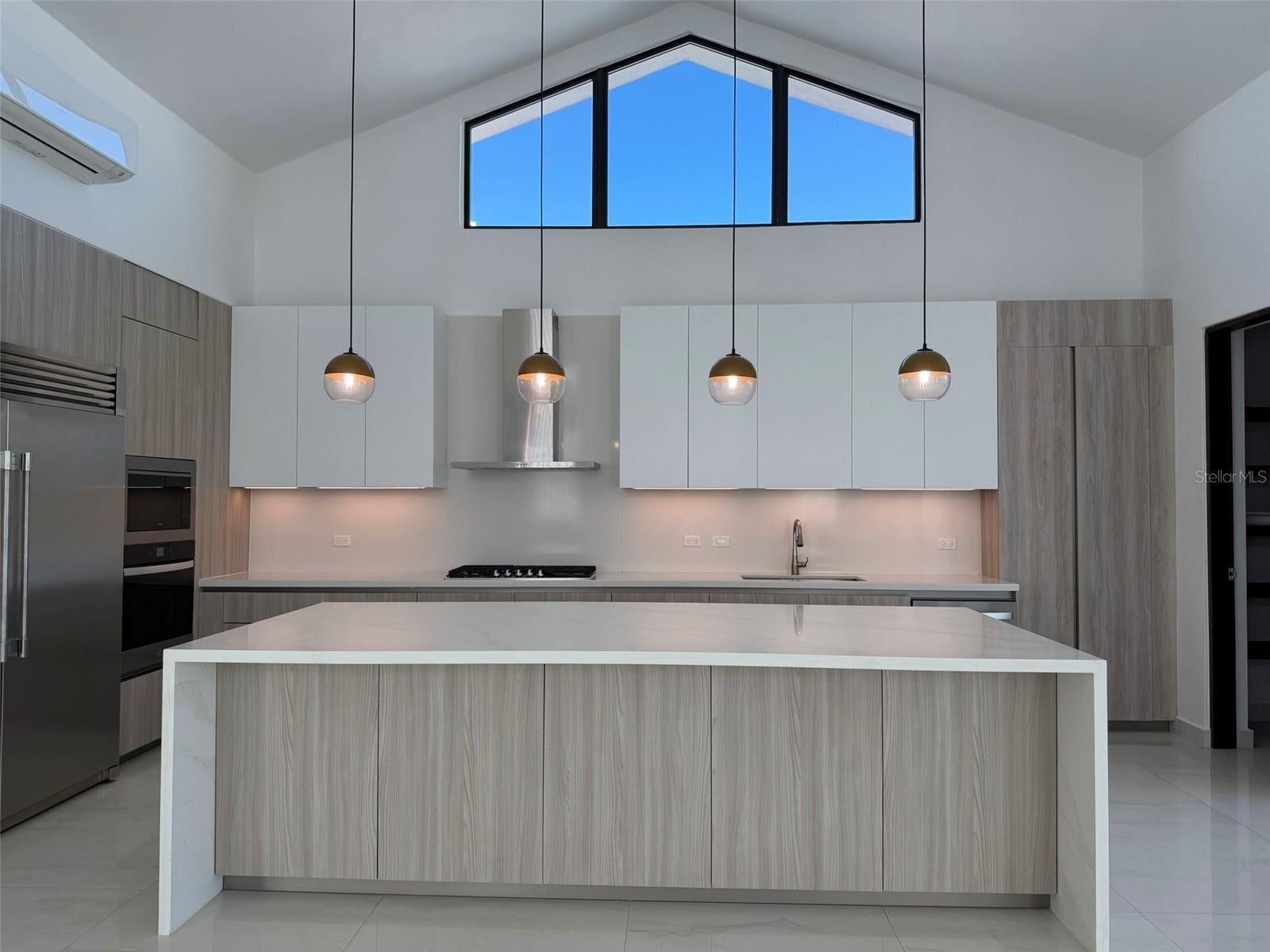 927 Sabanera Dorado CORREDOR MIRALAGO ISLA NORTE