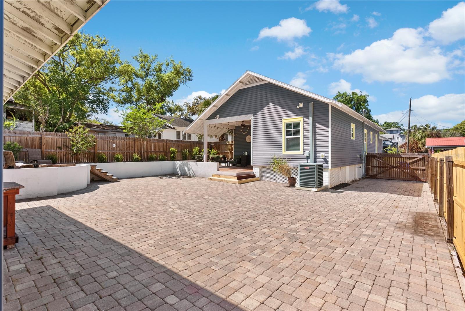 939 LEXINGTON STREET