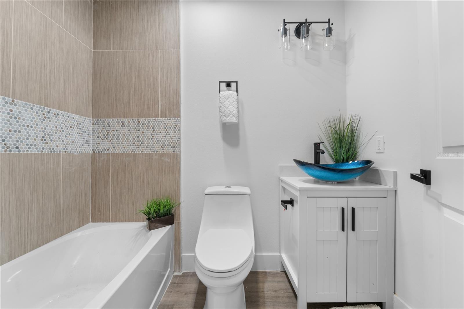 LAKE JOHNS SHORES - Residential