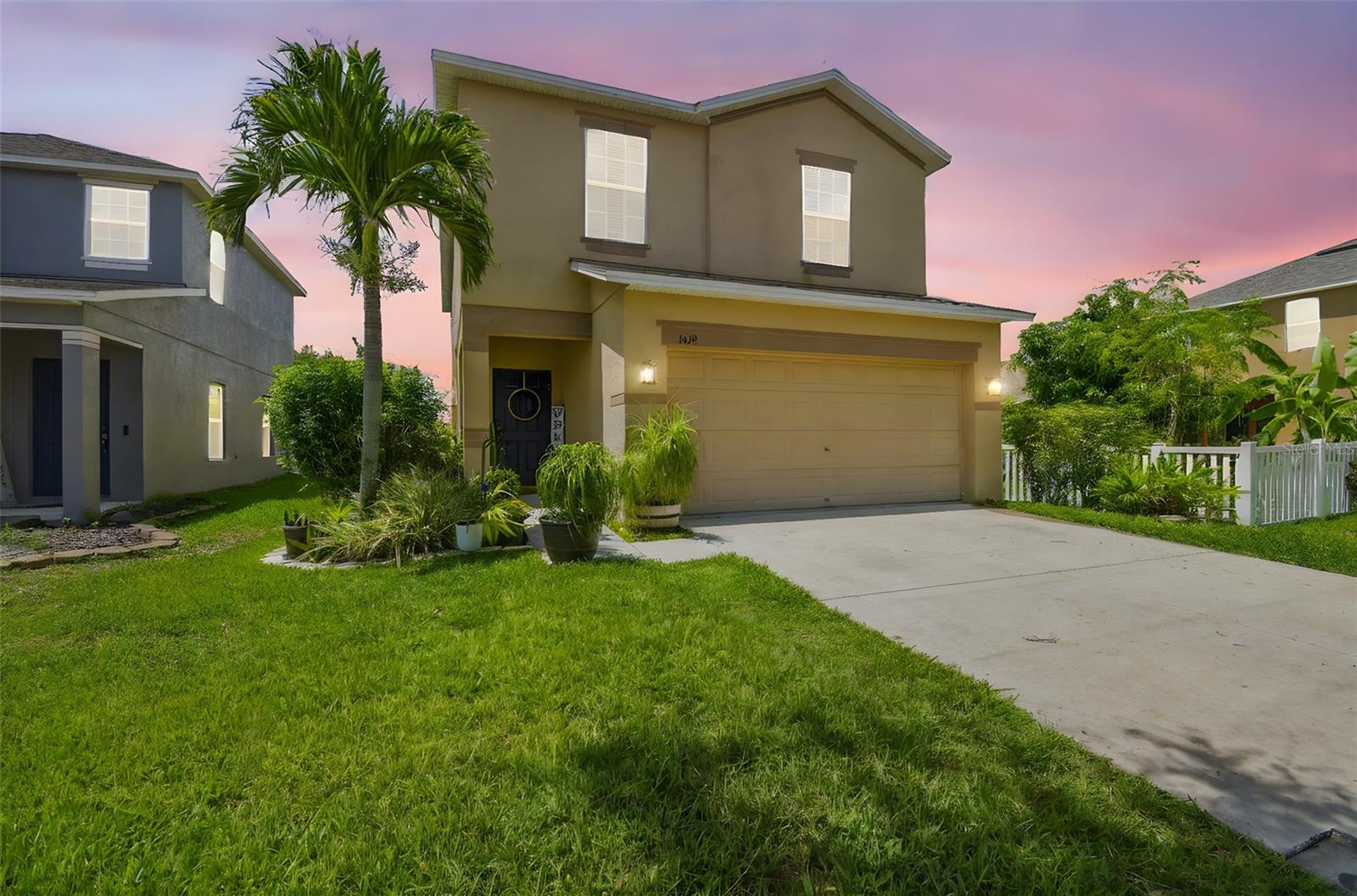 This beautifully cared-for, one-owner home offers a blend of space and serenity. In a desirable community near the pool and playground, this stunning residence offers amazing lake views and a fully fenced backyard, ideal for outdoor enjoyment. Inside, you'll find a functional layout, great for hosting. This home is a rare gem offering comfort, charm and convenience in one perfect package. Schedule a viewing today!