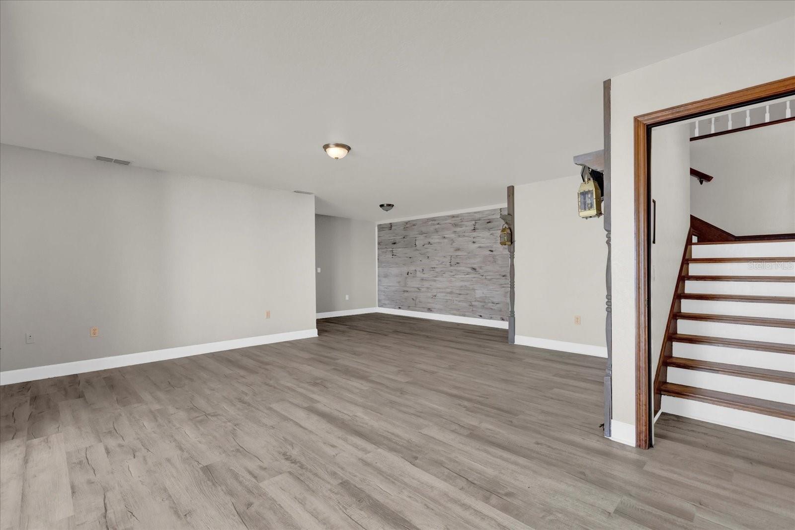 128 W JULIANA WAY