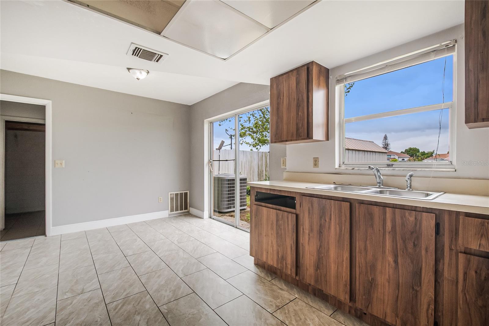 BVL UNIT 8 1ST ADD - Residential