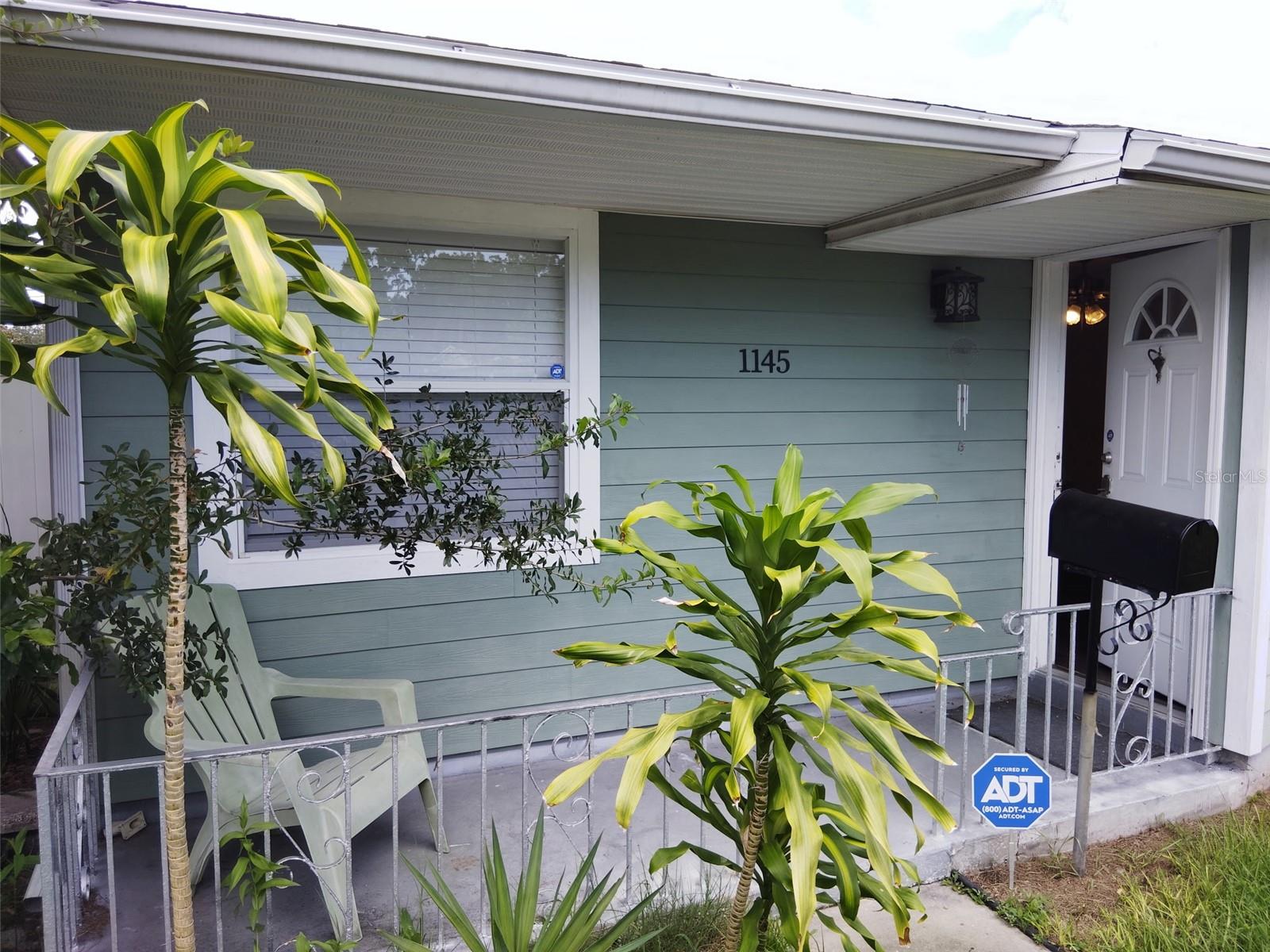 Charming 2-bedroom 1-bath home rental in N St Petersburg.
Featuring newly installed AC unit. Kitchen with stainless steel appliances and nice flooring throughout. Washer & Dryer in own utility room near carport.
This home is conveniently located to all area shopping, dining, entertainment, grocery stores and the heart of downtown St Petersburg so your never far from home and it is in a centralized location to and from I-275.