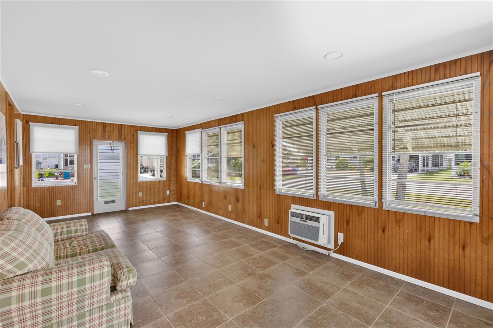 COUNTRY CLUB ESTATES - Residential