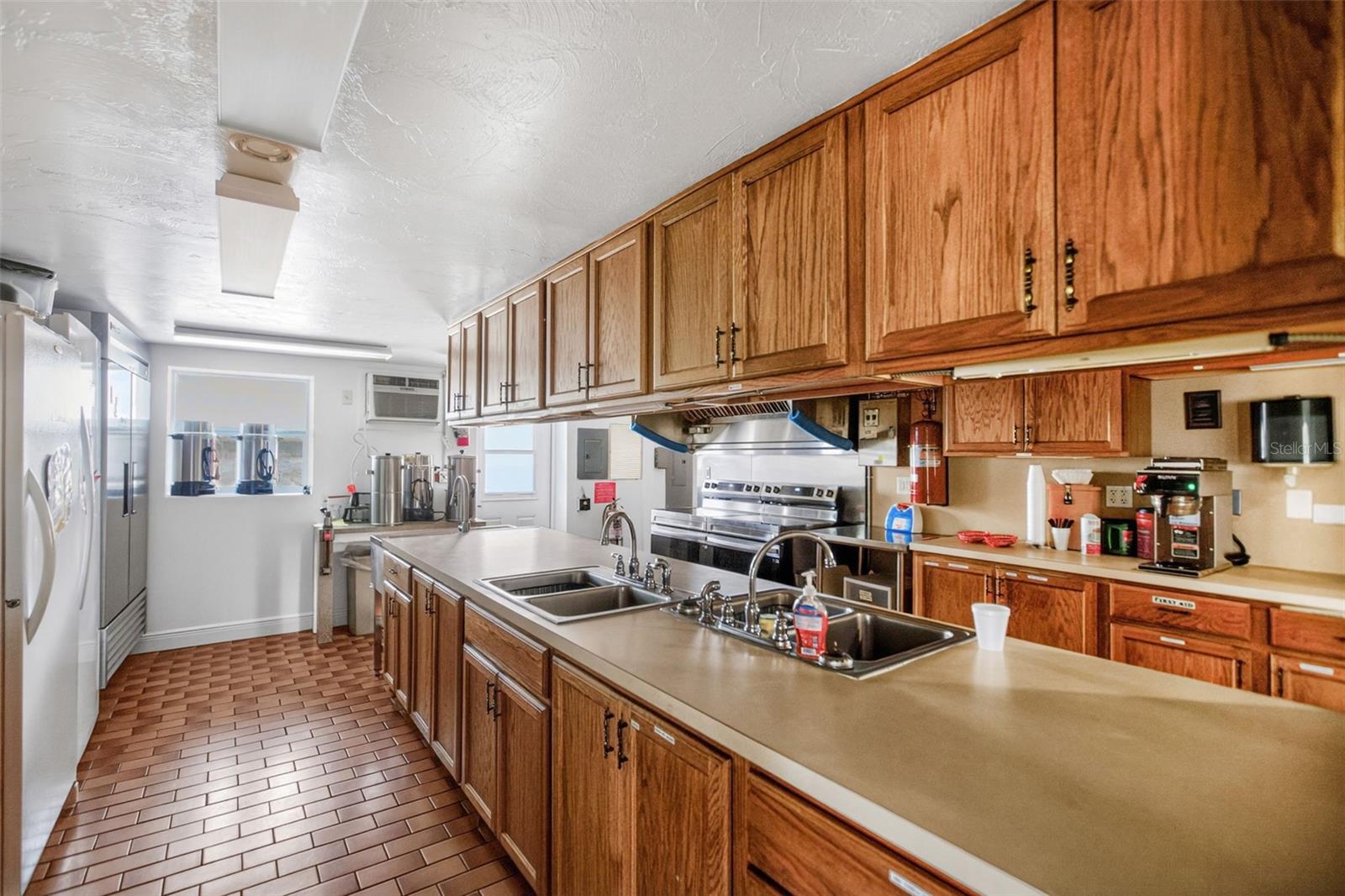 COUNTRY CLUB ESTATES - Residential