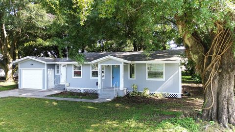 A home in LAKELAND