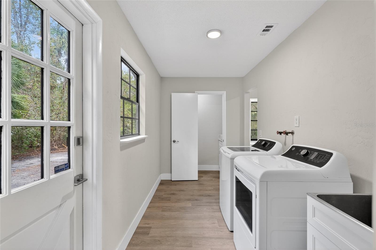 QUIET PLACE IN COUNTRY UNIT 06 - Residential