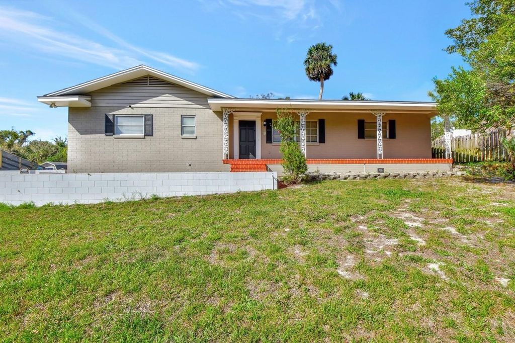 Photo of 129 S Brooks Avenue, Deland, FL 32720 (MLS # V4946299)