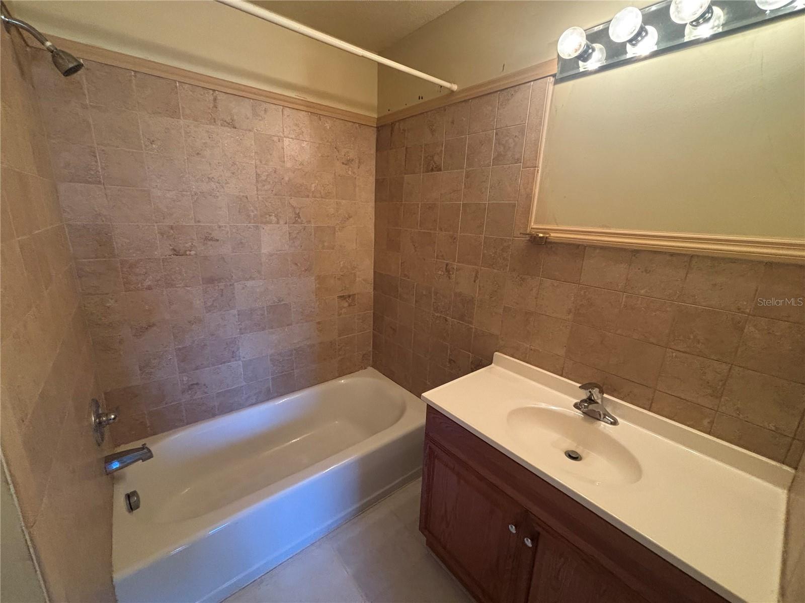 MARION OAKS UN 05 - Residential Lease