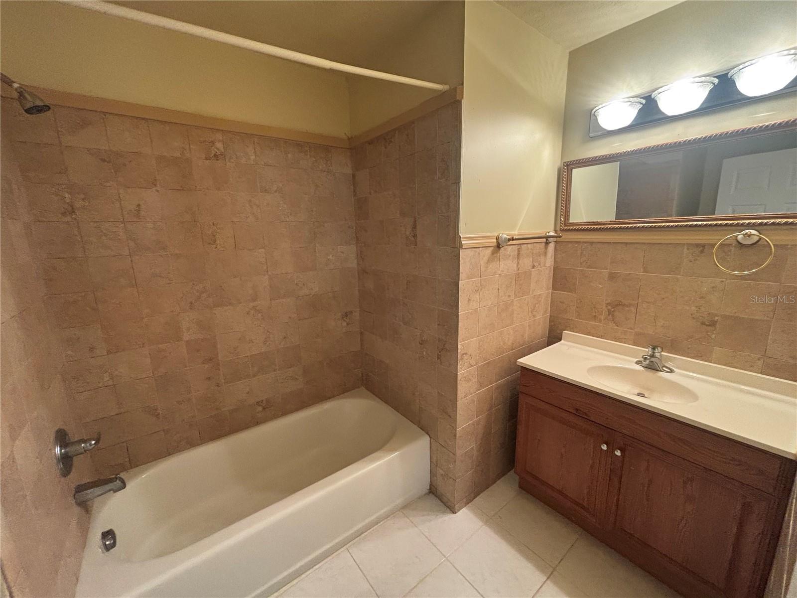 MARION OAKS UN 05 - Residential Lease