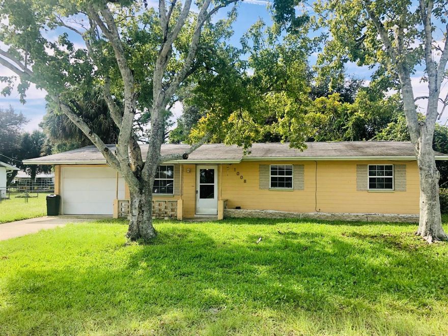Newly painted 3 bedroom, 2 bath home with screened in back porch and fenced in yard. One car garage, jack-n-jill bathroom and tile throughout. Close to schools, shopping, and minutes away from river. Give us a call today. 386-409-2939
