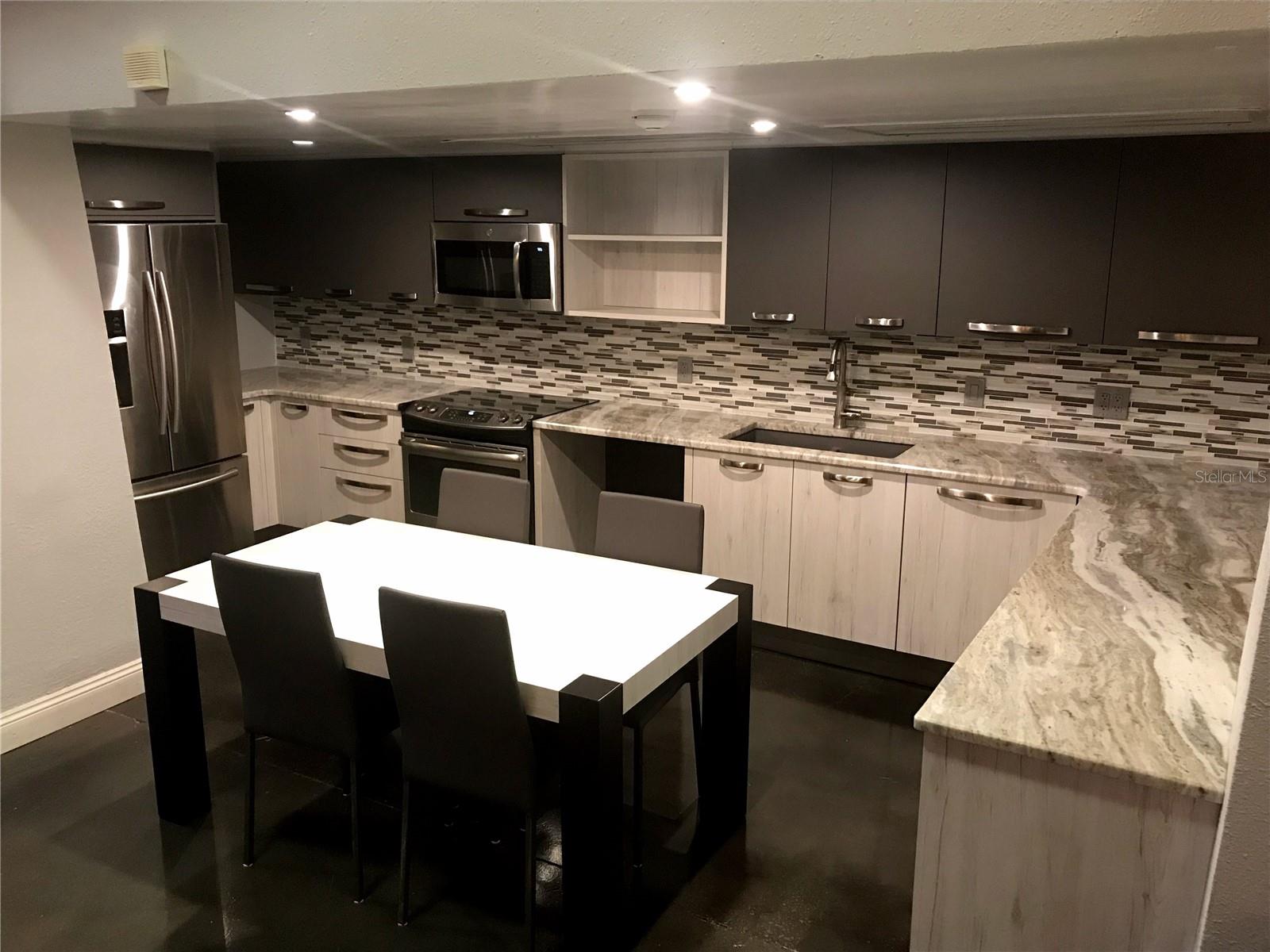 SARASOTA PALMS - Residential Lease