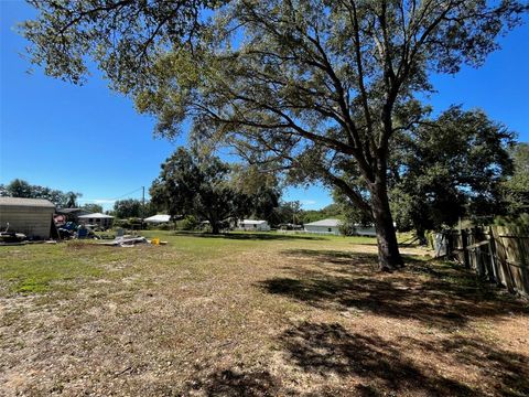 A home in LAKE WALES