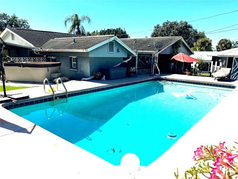 A home in LAKE WALES