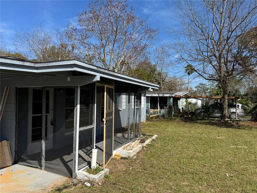 Beautiful 3 bedroom 1 bath home in the center of Daytona beach city, large backyard.