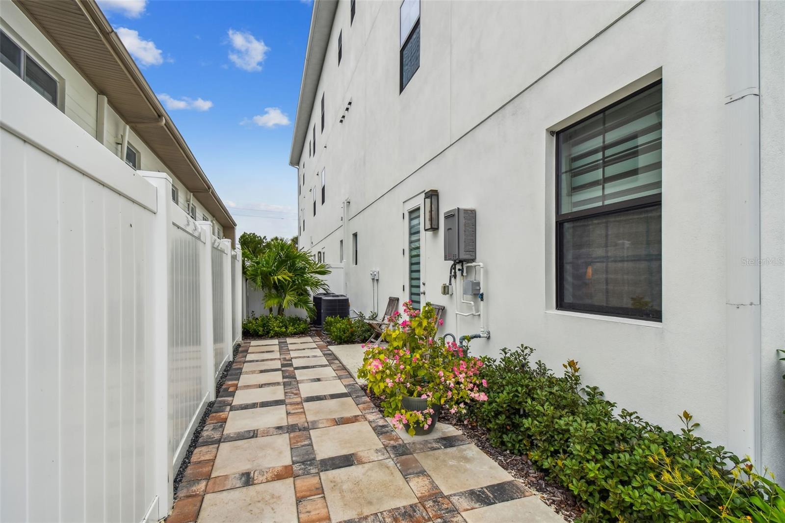 UPTOWN CRESCENT LAKE - Residential Lease