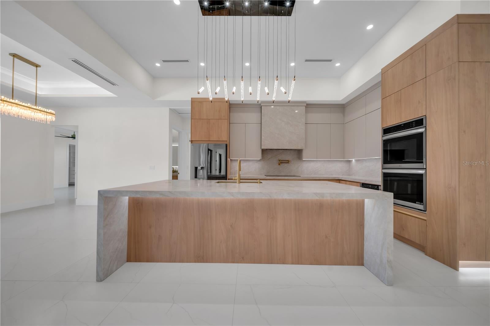 2421 N SANTA BARBARA BOULEVARD N